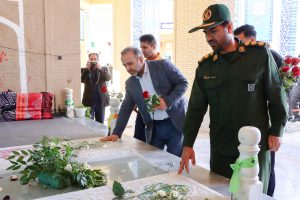 مراسم تجدید میثاق با شهدا و گل افشانی با حضور مدیر عامل شرکت فولاد در گلزار شهدای ابرکوه مراسم تجدید میثاق با شهدا و گل افشانی با حضور مدیر عامل شرکت فولاد در گلزار شهدای ابرکوه