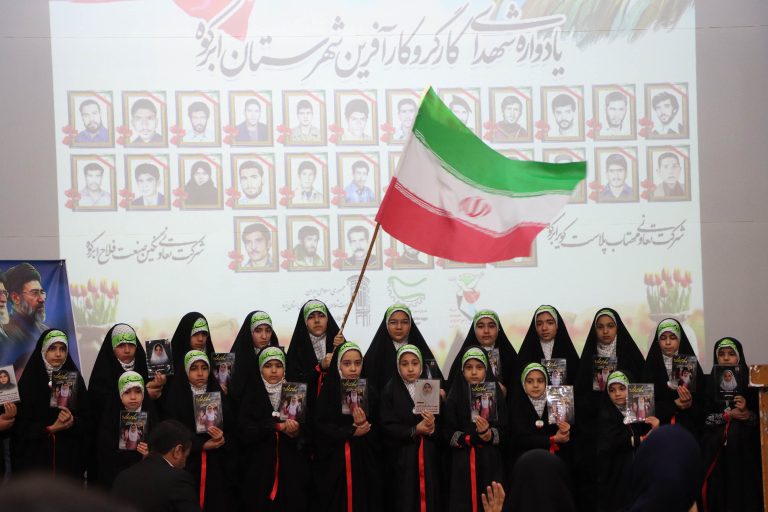 حضور همکاران شرکت فولاد سرمد ابرکوه در  مراسم یادواره شهدای کارگر و کارآفرین شهرستان ابرکوه  همزمان با هفته کار و کارگر