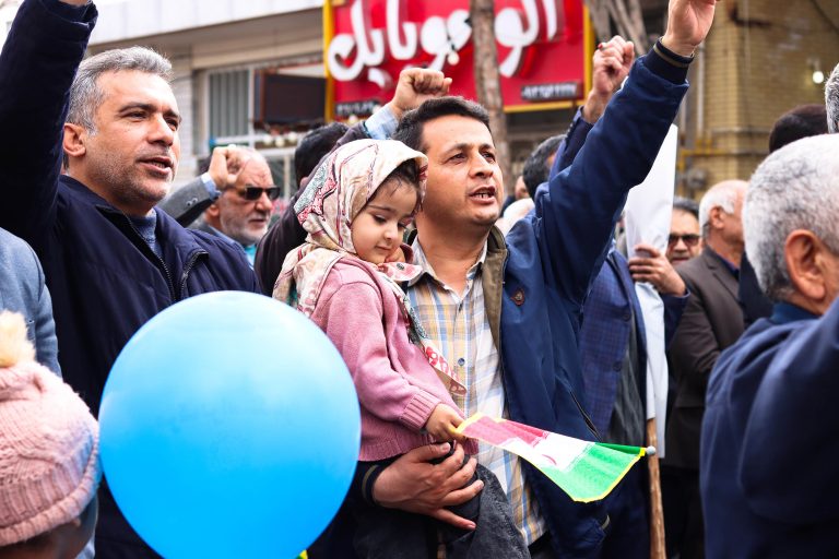 حضور پرشور پرسنل شرکت بهمراه فرزندان  در راهپیمایی 22یوم الله بهمن